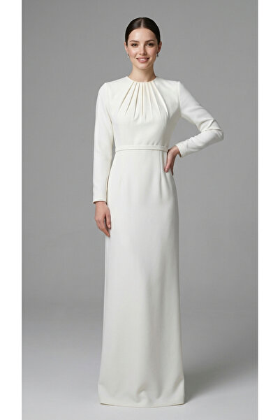 PEARL Uzun Kırık Beyaz Abiye Elbise – Zarif Pile Detaylı, Bel Vurgulu ve Zama...