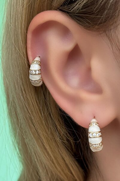 aksesuarista أقراط بتفاصيل حجرية بلون كريمي