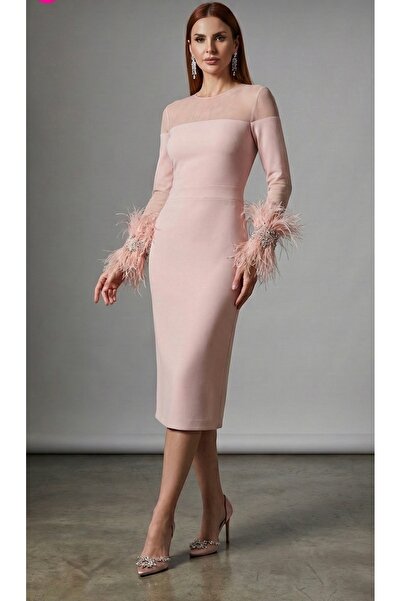 Sultan Ekşioğlu Tasarımı pudra rengi taşllı tüylü abiye elbise