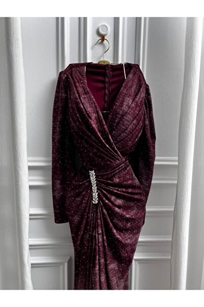 LUMY Elegance comes together in a captivating burgundy dress