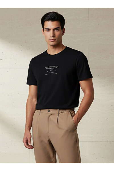 Iconic تيشيرت رجالي مطبوع قصة ضيقة، بياقة دائرية وأكمام قصيرة