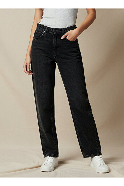 FAV Women Straight Fit Mid-Rise Jeans