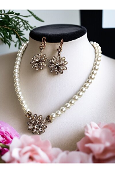 FAYRA ACCESSORIES Zirkon Taşlı Çiçek Figürlü İnci Kolye ve Küpe Seti