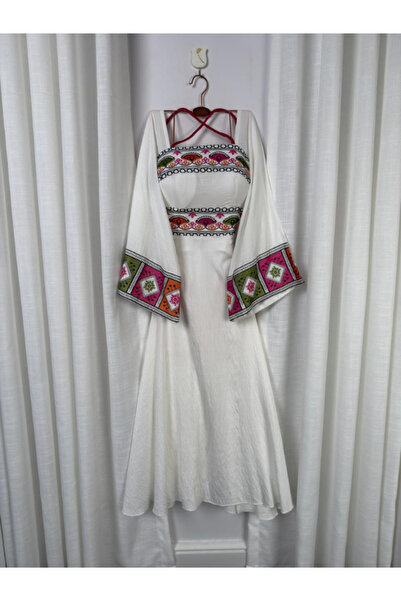 Elora Elora's elegant dress with a flowing silhouette