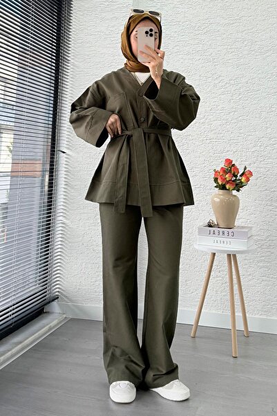 MELEK ARAZ V Yaka Düğmeli Gabardin İkili Takım – Haki