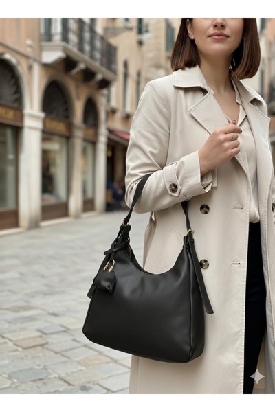 Madame Черна дамска чанта от синтетична кожа с презрамка, закопчалка и мини п...