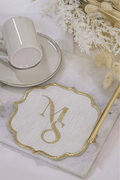 Rima Tasarım Modern Monogram Tasarım: İsme Özel Gold Nakışlı Keten Fincan Alt...