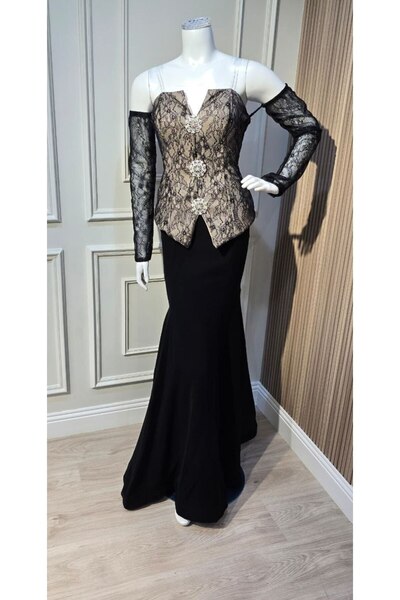 ainaqat aljawhara Amal's dress