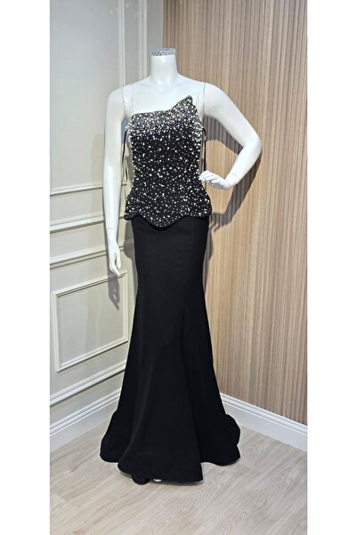 ainaqat aljawhara Black evening dress with full bodice embroidery