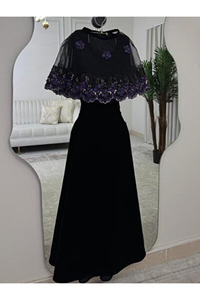Elora Elora's black dress with a cape embroidered with purple flowers