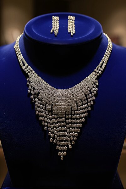 TAKIŞTIR طقم فستان سهرة فضي اللون مع تفاصيل حجرية