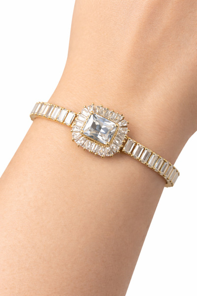 femline سوار ذهبي اللون مرصع بأحجار باجيت لامعة بقطع مربع