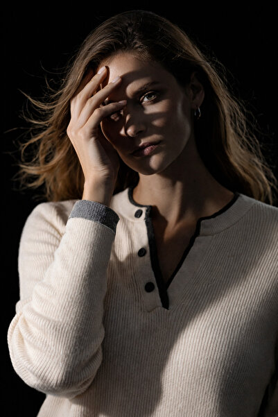 studio fashion 1988 Women's Vanilla V-Neck Button Detailed Double Color Knitw...