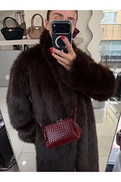 Tina İstanbul حقيبة جلدية صغيرة ذات حزام قابل للتعديل ونسيج محبوك باللون الأح...