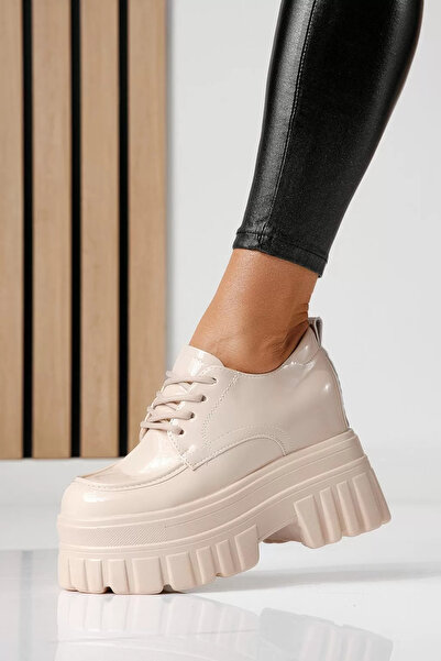 Zaira Women's beige casual shoes made of patent leather Larisa #24067 - 40