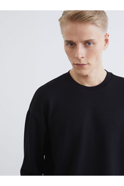 LC Waikiki RMZ GİYİM ΠΡΟΣΦΟΡΕΣ ΤΗΣ ΣΕΖΟΝΗΣ Μαύρο ανδρικό φούτερ με λαιμόκοψη ...