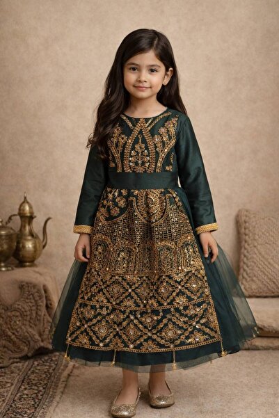 La reina petite فستان شعبي أخضر بتطريزات ذهبية مع تول من لارينا بتيت