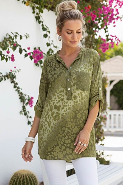 Chiccy بلوزة إيطالية من الفسكوز بياقة عالية وأكمام 3/4 مزينة بالترتر مع جيوب ...