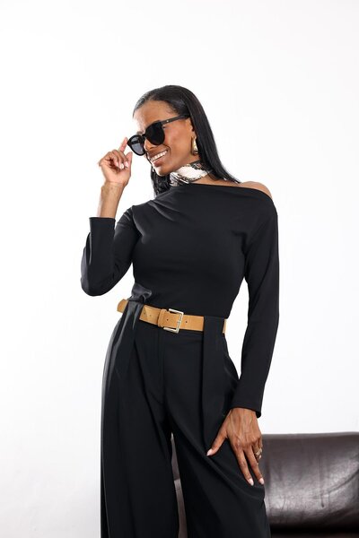 5in1Canpolat بلوزة بياقة غير متماثلة سوداء منسدل 17369