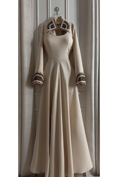 AREEJ FASHION A long evening dress with embroidered details.