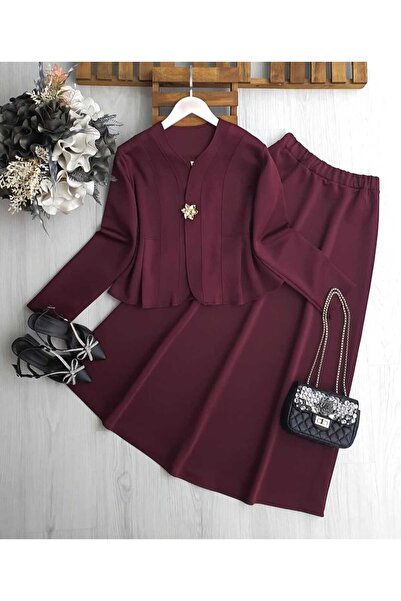 butik hira Costum scuba cu fustă și broșă detaliată