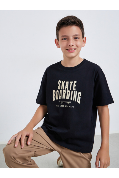 Styli تيشيرت قطني أسود للأولاد برسومات لوح تزلج