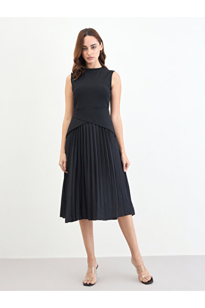 Styli Women Black Sleeveless Pleated Midi Dress