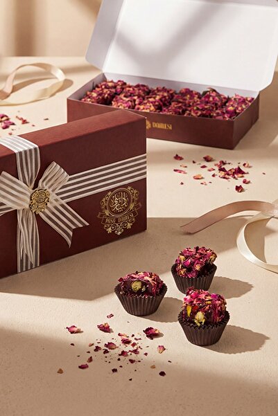 Paşa Dairesi حلوى اللقم الفاخرة المغطاة ببتلات الورد مع الرمان والفستق في علب...