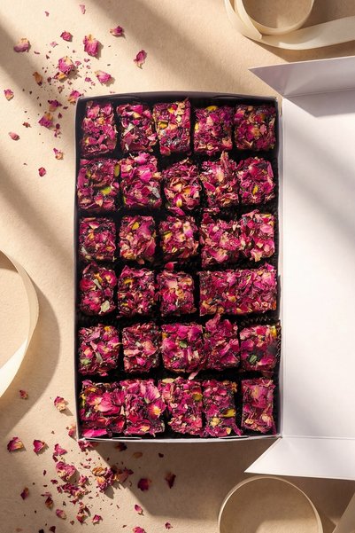 Paşa Dairesi Special Turkish Delight with Rose Petals, Pomegranate & Pistachio, Gift Boxed 550 Gr