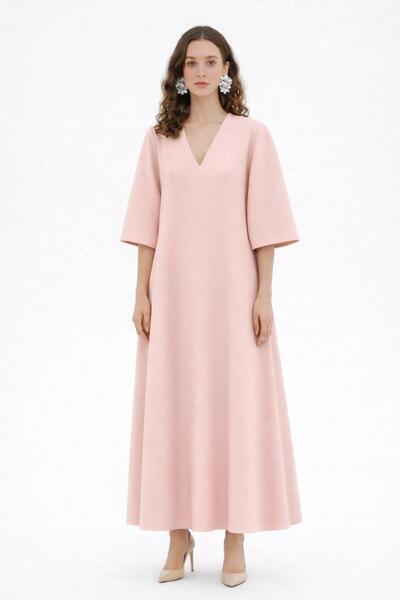 ALYEL NAKER فستان كريب بقصة A وطول متوسط مع ياقة على شكل V