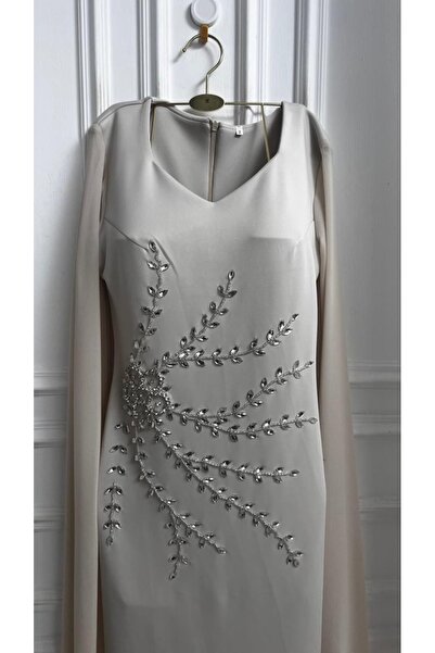 LUMY A classic evening dress embroidered with distinctive artistic details