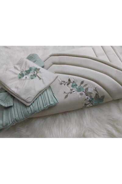 Generic The Snozeel prayer set consists of an embroidered padded foam mat and...