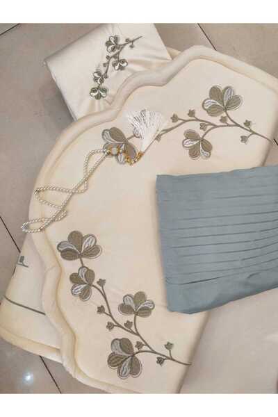 GENERAL A luxuriously designed, soft prayer rug, complete with a prayer shawl...