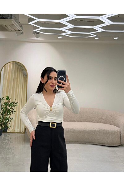 MARGA بلوزة بياقة على شكل حرف V مع تفاصيل مشبك