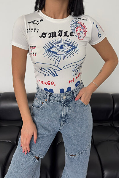 İlayda Toprak Ψηφιακή εμπριμέ μπλούζα με κοντό μανίκι σε λευκό χρώμα
