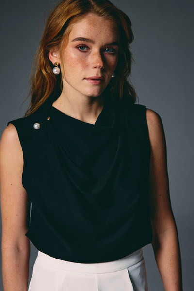 Sateen Pearl Brooched Degaje Blouse - Black