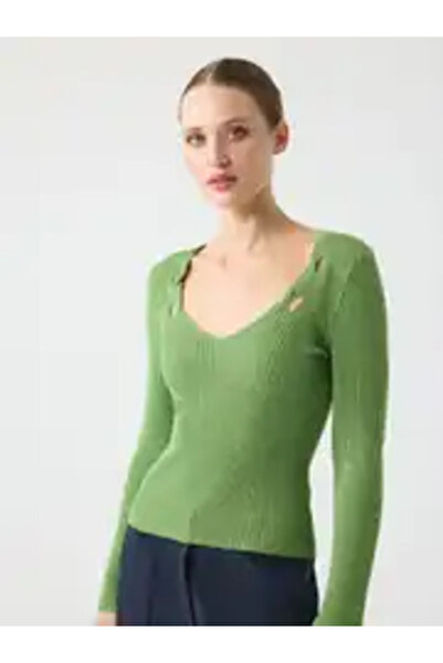 Unique TRICO DETALIAT PE SPATE