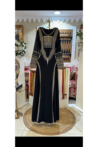 AREEJ FASHION A long dress with luxurious traditional embroidery.