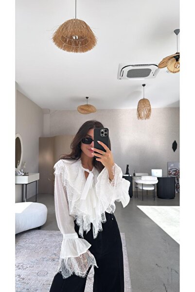 Buket Teke Bluză albă din dantelă cu volane romantice