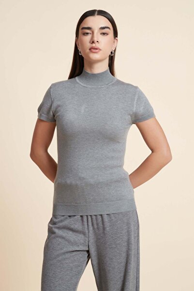 Yola بلوزة قصيرة بلون موحد وياقة عالية