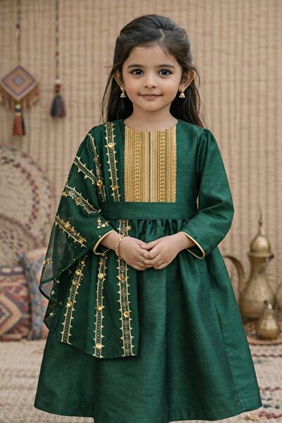 La reina petite فستان شعبي أخضر مع شال مطرز من لارينا بتيت