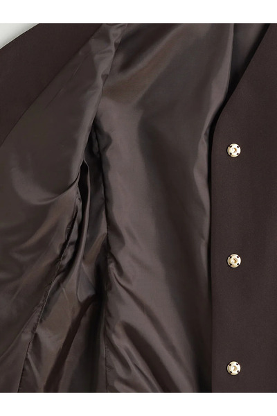 LC Waikiki سترة كلاسيكية للنساء بياقة على شكل V وحزام