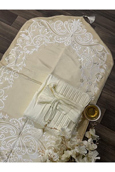 Gerenic A soft prayer rug with a luxurious design, complete with a prayer mat...