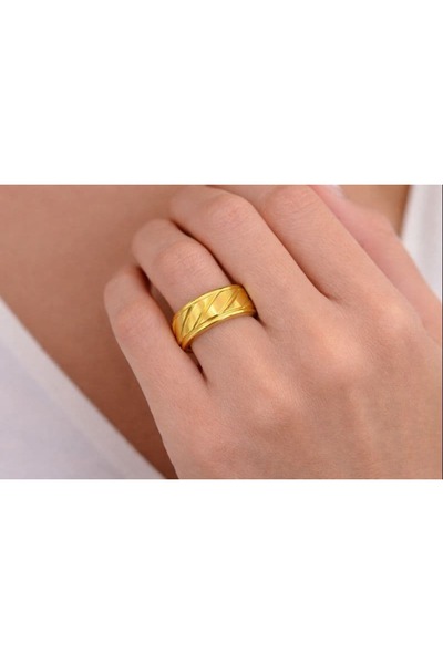 BY YASİN TOPÇU 💍   Stylish Ring with Gold Color Cross Line Pattern – Size 17 ✨