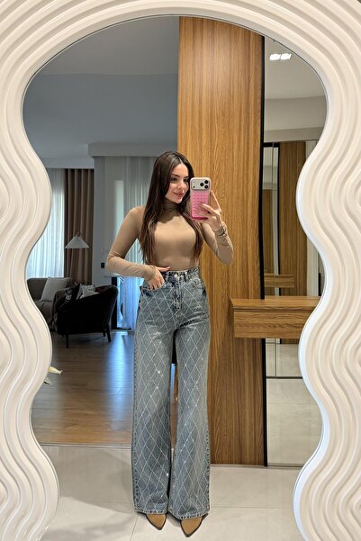 Gizem Ecemiş Aleysia Lightblue Çapraz Taşlı Lightblue Yıkama Jean