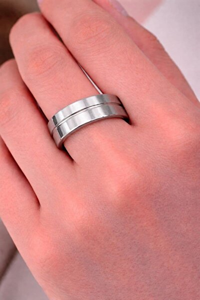 BY YASİN TOPÇU 💍   Minimal Shiny Striped Detail Ring – Size 17 ✨