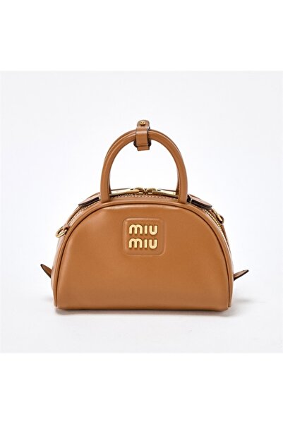 Miu Miu شعار محفور على المعدن، مقبض علوي من الجلد مع حزام كتف قابل للتعديل وا...