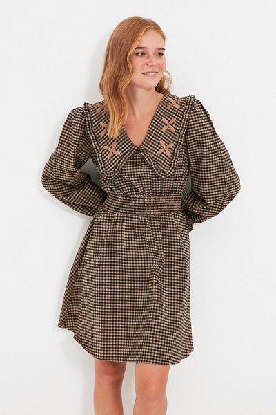 Trendyol Collection Detailreiches Webkleid mit Kamelkragen TWOAW22EL0118