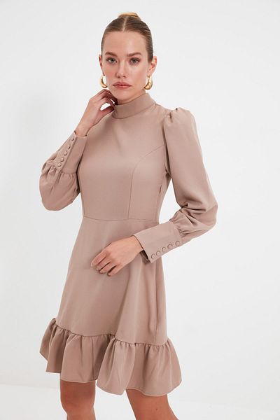 Trendyol Collection Mink mini tkané tkané šaty s vysokým límečkem TWOAW21EL1816