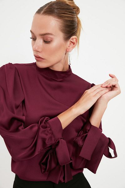 Trendyol Collection Bluse aus gewebtem Satin – Pflaumenfarbe, mit Bindedetail TOFAW19FG0082